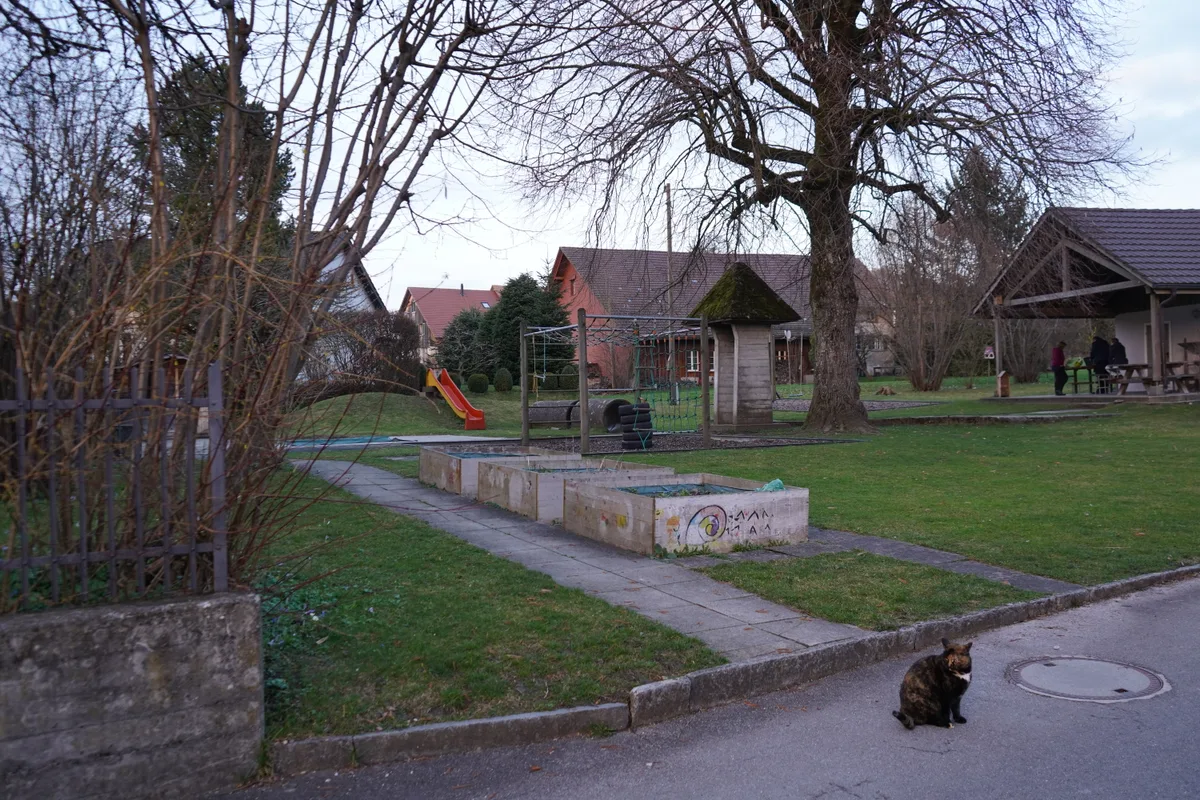 Spielplatz mit Rutschbahn und Rasenfläche vor dem Haus in Theilingen.